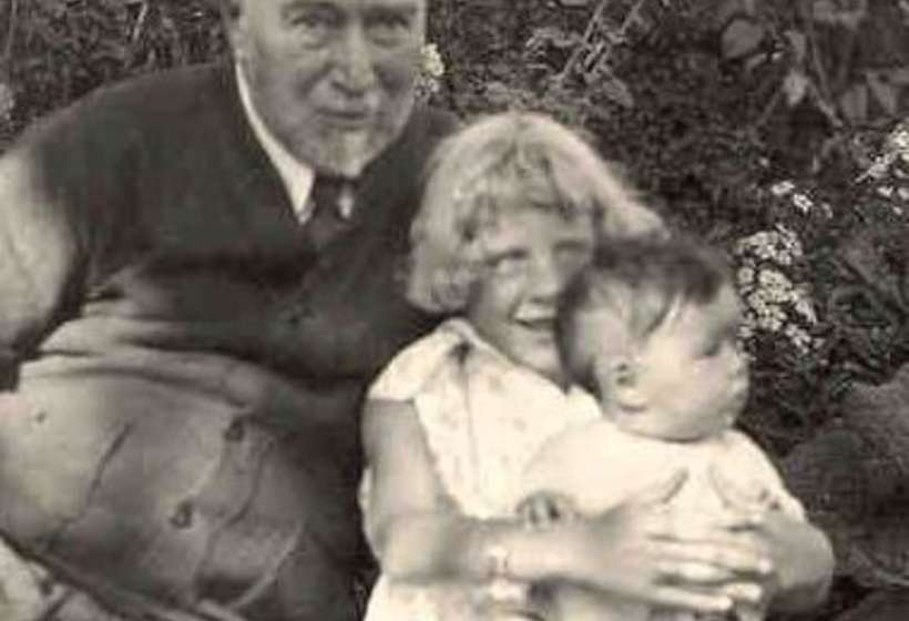 Couse with two of his grandchildren, Elizabeth and Virginia, 1932.